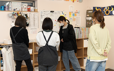 児童指導員の方が働いている様子の写真