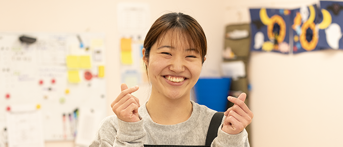 児童指導員の方が笑顔の写真