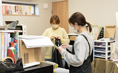 相談支援専門員の方が働いている様子の写真