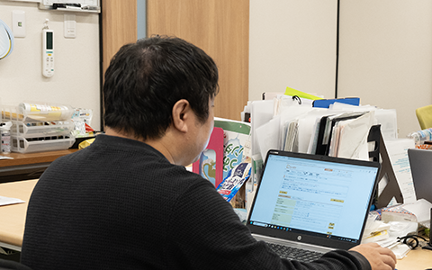 ケアマネジャーの方が働いている様子の写真