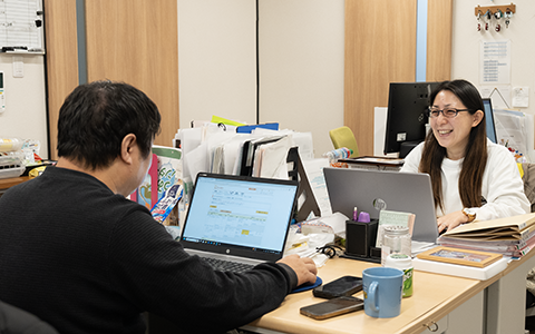 ケアマネジャーの方が働いている様子の写真