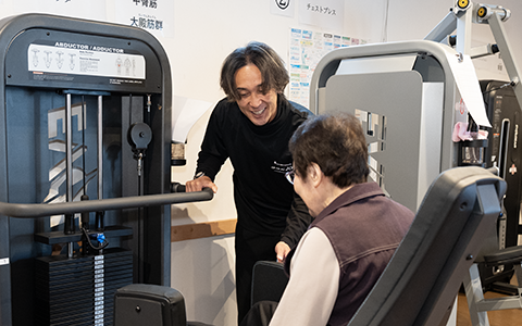 管理者兼介護職員の方が働いている様子の写真