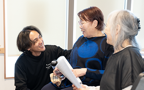 管理者兼介護職員の方が働いている様子の写真