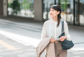 女性社員が帰宅している写真