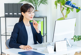 オフィスで働いている女性の写真