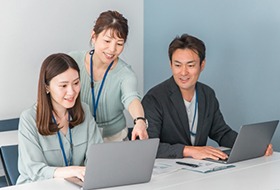 先輩写真が部下に指導している写真