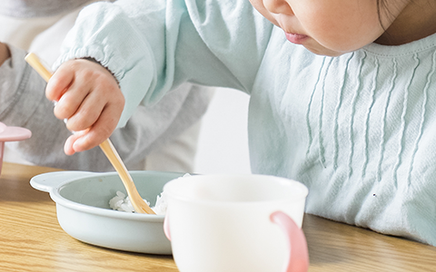 利用児童が食事をしている写真