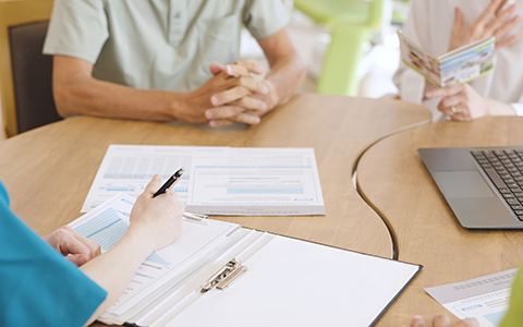 障がい者相談支援専門員の方が働いている様子の写真