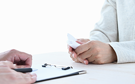 障がい者相談支援専門員の方が働いている様子の写真