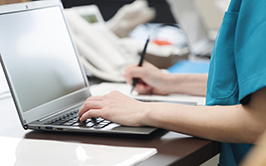 障がい者相談支援専門員の方が働いている様子の写真