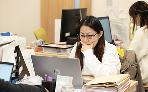 ケアマネジャーの方が働いている様子の写真