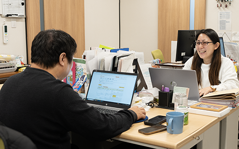 ケアマネジャーの方が働いている様子の写真