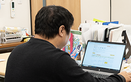 ケアマネジャーが働いている様子の写真