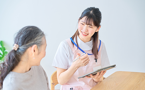 訪問介護ヘルパーの方が働いている様子の写真