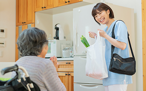訪問介護ヘルパーの方が働いている様子の写真