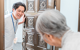 訪問介護ヘルパーの方が働いている様子の写真