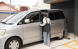 児童指導員（児童発達支援）の方が働いている様子の写真