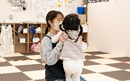 児童指導員（児童発達支援）の方が働いている様子の写真