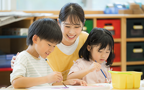 児童指導員（放課後等デイサービス）の方が働いている様子の写真