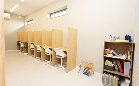 児童指導員（放課後等デイサービス）の方が働いている様子の写真