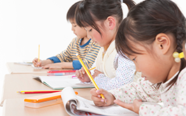 児童指導員（放課後等デイサービス）の方が働いている様子の写真